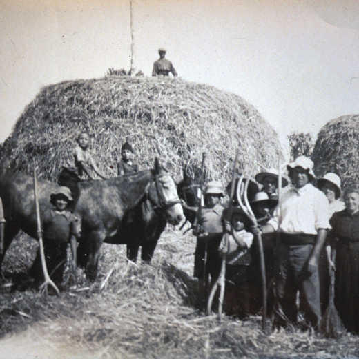 Josep Presas pare dalt del paller, Emilia Sabé, Josep Presas fill, Lluis Presas i Angel Sagrera dal del cavall, Joaquim i Albert Sagrera, Joan Pons, l'avi Esparrich, Miquel Sagrera, Carme Domenech, Dolors Serra i Rosa Sabé.