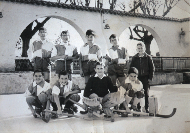 Equip infantil del SHUM.

Drets d'esquerra a dreta: Josep M Bagué, Lluís Quellos, Alfons Soms, Àngel Risec i Simó Serra massatgista.

A davant: Josep Bancells, Josep Bosch, Pere Serra i Antoni Tomàs.