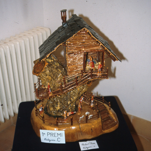 Mostra d'un pessebre - del concurs que anualment organitza l'agrupació artesanal de Maçanet - de l'any 1993.

Aquest obtingué el primer premi i era obra d'Antoni Poch Oliveras.
