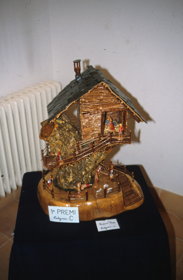 Mostra d'un pessebre - del concurs que anualment organitza l'agrupació artesanal de Maçanet - de l'any 1993.

Aquest obtingué el primer premi i era obra d'Antoni Poch Oliveras.