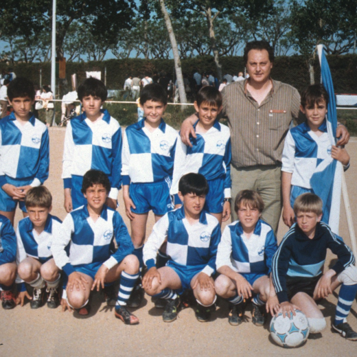 Equip de fútbol infantil de la Unió Esportiva de Maçanet l'any 1982.

D'esquerra a dreta: Josep Guinó, Pere Hidalgo, Josep Rodríguez, Joaquim Parera, Jordi Masdemont, Martí Fors directiu, Josep Fernandez i Lluís Xicola entrenador.

A davant: F. Moreno, Marc Peña, Marc Casas, Jesus Valiente, Joan Manel Gallego, Francesc Fernandez i Lluís Tresserras porter.