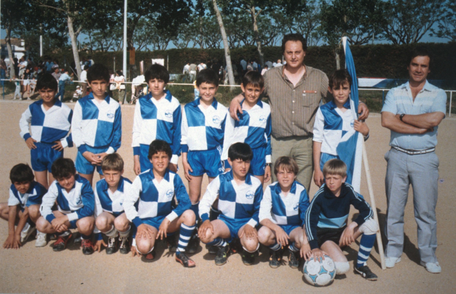 Equip de fútbol infantil de la Unió Esportiva de Maçanet l'any 1982.

D'esquerra a dreta: Josep Guinó, Pere Hidalgo, Josep Rodríguez, Joaquim Parera, Jordi Masdemont, Martí Fors directiu, Josep Fernandez i Lluís Xicola entrenador.

A davant: F. Moreno, Marc Peña, Marc Casas, Jesus Valiente, Joan Manel Gallego, Francesc Fernandez i Lluís Tresserras porter.