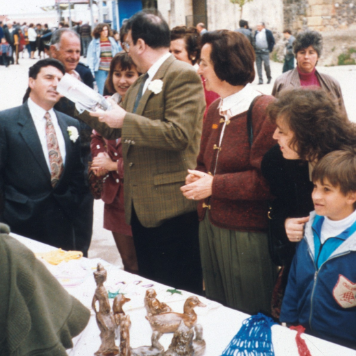 Altre instantànea de la inaguració de la Fira artesanal de Maçanet l'any 1990. La Salvadora Roca amb el Delegat Sr. Joan Ferrer.