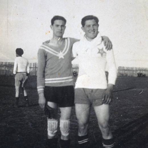 En Martí Monràs porter i en Lluís Vilella jugadors del CE. Nosaltres sols de Maçanet al camp d'en Llirinós, avui totalment edificat.