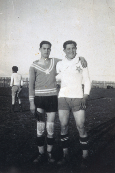 En Martí Monràs porter i en Lluís Vilella jugadors del CE. Nosaltres sols de Maçanet al camp d'en Llirinós, avui totalment edificat.