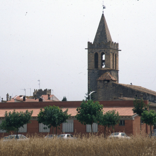 Vista del campanar de Maçanet amb el dispensari mèdic en primer terme.