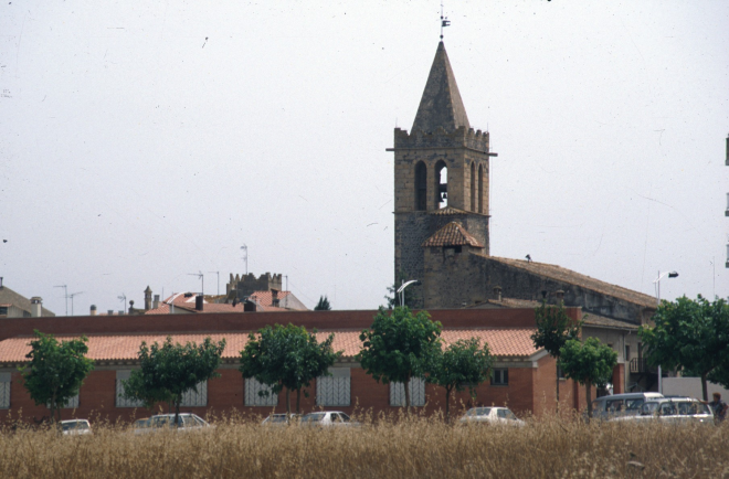 Vista del campanar de Maçanet amb el dispensari mèdic en primer terme.