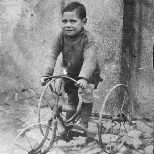 En Ramón Bagué l'any 1927 amb una bicicleta construïda pel seu pare, l'artesà mecànic Miquel Bagué.