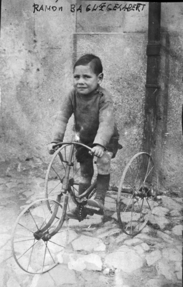En Ramón Bagué l'any 1927 amb una bicicleta construïda pel seu pare, l'artesà mecànic Miquel Bagué.
