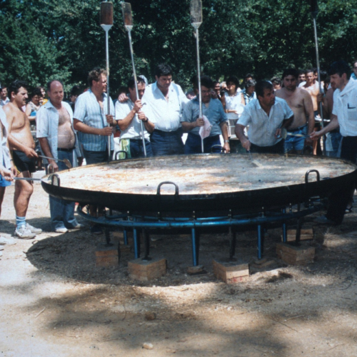 L'arrossada de la Font de les Closes per la Festa Major de l'any 1988.

D'esquerra a dreta: Marcelí Pujolràs, Paco Mesa, ? , Miquel Tabarner, Simó Serra, Pere Lluscafressa, Joaquim Martí, Joan Lladó, Miquel Ruiz, Joan Costa, Narcís Massegur, Antoni Tomàs i Josep M Oller.