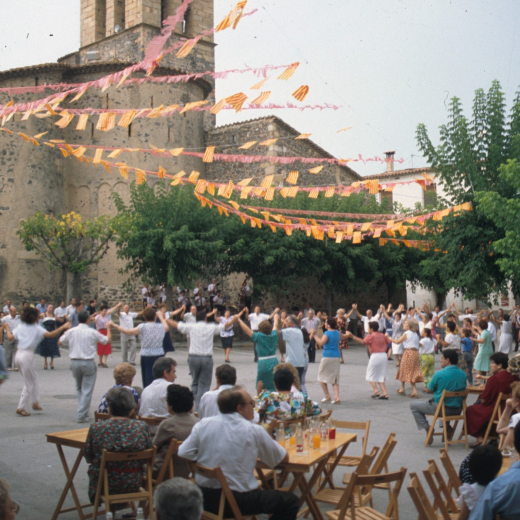 Ballada de sardanes a la plaça per la Festa Major de l'any 1993
