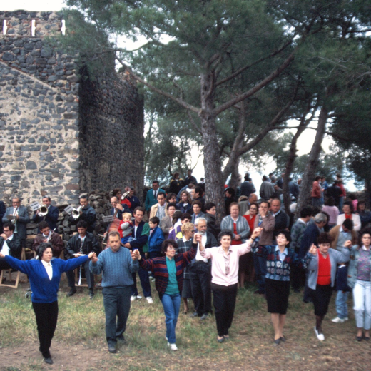 Aplec de Sant Jordi l'any 1989. La ballada de sardanes a la placeta de la capella.

Pere Lluscafressa, Dolors Artigues, Pere Raset, Assumpció Artigas, Carme Gelmà, Concepció (Noguerol), ? , Cinta Banús, Quimeta Bosch, Toni Ruhí, Elvira Gruart, Lluís Gruart.