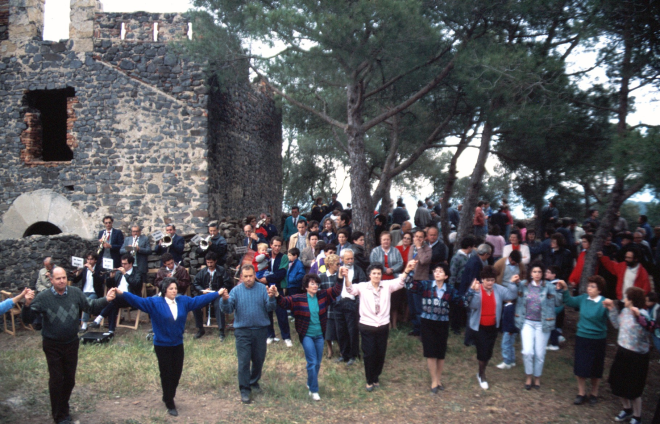 Aplec de Sant Jordi l'any 1989. La ballada de sardanes a la placeta de la capella.

Pere Lluscafressa, Dolors Artigues, Pere Raset, Assumpció Artigas, Carme Gelmà, Concepció (Noguerol), ? , Cinta Banús, Quimeta Bosch, Toni Ruhí, Elvira Gruart, Lluís Gruart.