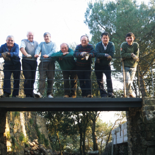 La colla de restauradors de Sant Jordi a dalt del pont d'accés a la placeta de al capella.

D'esquerra a dreta: Xavier Vergés, Martí Tomàs, Juli Campeny, Joan Machado, Josep Panosa, Josep Soler i Jordi Vergés.