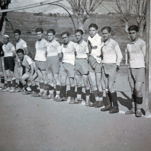 Equip de la Unió Esportiva de Maçanet al camp d'Arbúcies.

Entre els jugadors es reconèixen Alfons Soms, Alfons Llinàs, Josep Bancells, Enric Bosch, Manel Pons, Peixic ...