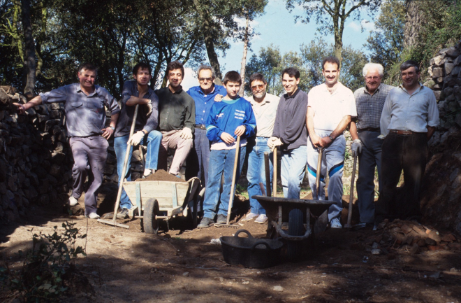 Tasques de recuperació del castell de Torcafelló.

Grup de treball: Joaquim Roca, Josep Costa, Joan Romaguera, Josep Reyner, Jordi Vergés, Francesc Guinart, Josep Perez, Joan Colls, Martí Tomàs i Juli Campeny.