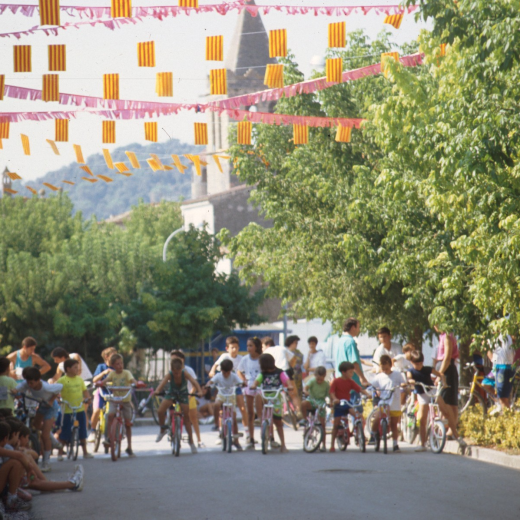 Cursa de bicicletes infantil a l'avinguda de Catalunya per la Festa Major l'any 1990.