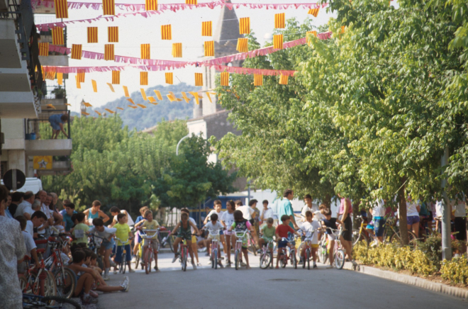 Cursa de bicicletes infantil a l'avinguda de Catalunya per la Festa Major l'any 1990.