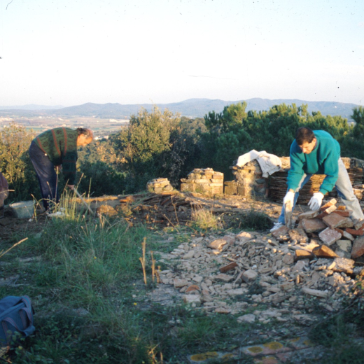 Treballs de restauració de Sant Jordi.

En Francesc Guinart, en Joan Machado i en Josep Costa a la neteja del terrat de la capella per a la seva reconstrucció