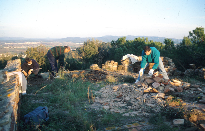 Treballs de restauració de Sant Jordi.

En Francesc Guinart, en Joan Machado i en Josep Costa a la neteja del terrat de la capella per a la seva reconstrucció
