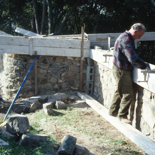 Obres de restauració de Sant Jordi.

En Joan Machado treballant en el mur exterior de la cara Sud-oest.