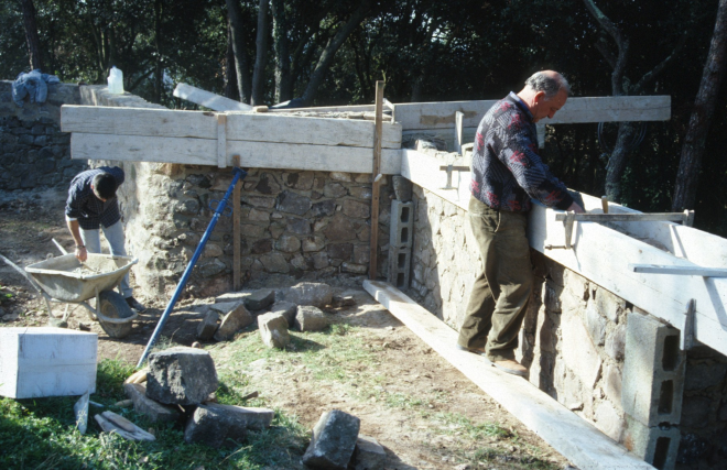Obres de restauració de Sant Jordi.

En Joan Machado treballant en el mur exterior de la cara Sud-oest.