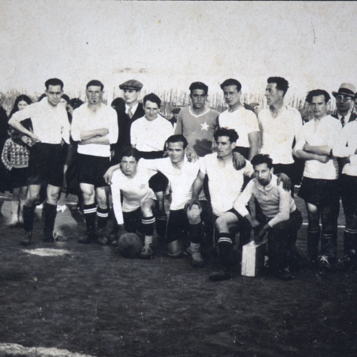 Equip del Club Esportiu Nosaltres Sols al camp d'en Lluís Llirinós: situat davant la Pista Jardí i avui tot edificat.

d'esquerra a dreta: Joan Millau, Juli Amatller, Josep Call, Jaume Codina porter, Paulí Corredor, Xavier Trinxeria, Josep Bosch i Joan Artigas.

A davant: Josep Quellos, Alfred Aregay, Joan Vila i Narcís Orench, massatgista.