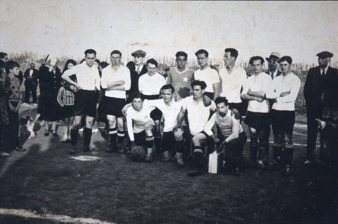 Equip del Club Esportiu Nosaltres Sols al camp d'en Lluís Llirinós: situat davant la Pista Jardí i avui tot edificat.

d'esquerra a dreta: Joan Millau, Juli Amatller, Josep Call, Jaume Codina porter, Paulí Corredor, Xavier Trinxeria, Josep Bosch i Joan Artigas.

A davant: Josep Quellos, Alfred Aregay, Joan Vila i Narcís Orench, massatgista.
