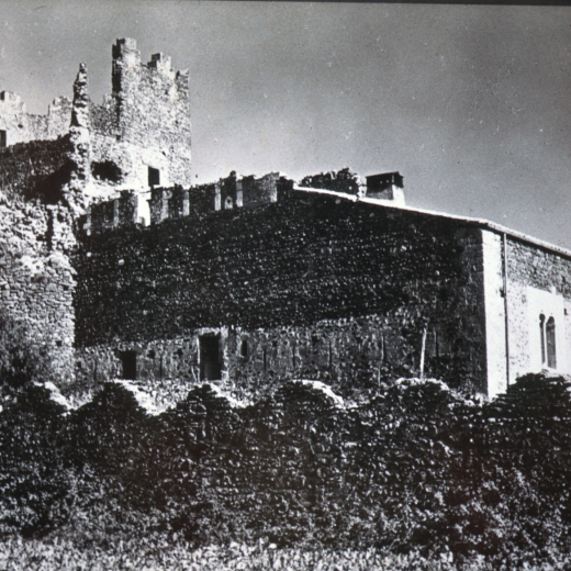 Vista de la Torre de Marata mig restaurada després de l'incendi de l'any 1924