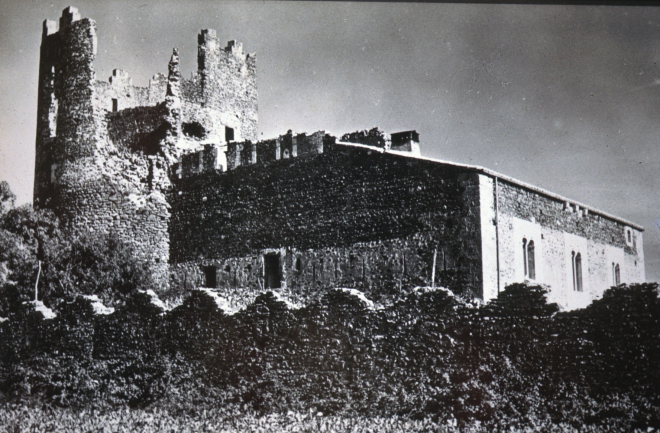 Vista de la Torre de Marata mig restaurada després de l'incendi de l'any 1924