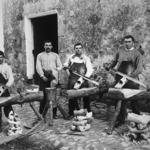 Els esclopaters de Can Pi cap a l'any 1918 en ple treball