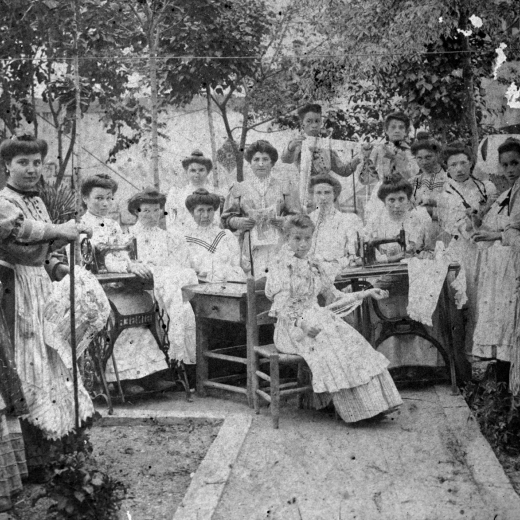 Taller de modista d'Adela Rossell a principis del segle XX. A l'esquerra l'Adela Rossell.