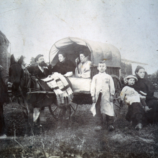 La família Trinxeria en un passeig en tartana pel camp i el bosc a principis del segle XX