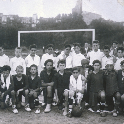 Els nois amb camisa blanca són l'equip infantil de fútbol de Maçanet al camp d'Hostalric. Els negres són els d'Hostalric.

Els de blanc: Llorenç Burjachs, Miquel Nadal, Enric Bosch, Enric Lluís, Llorenç Risec, Josep Bancells, Llorenç Quellos, Pau Morral, Josep Vila, ?, i Geroni Llinàs.