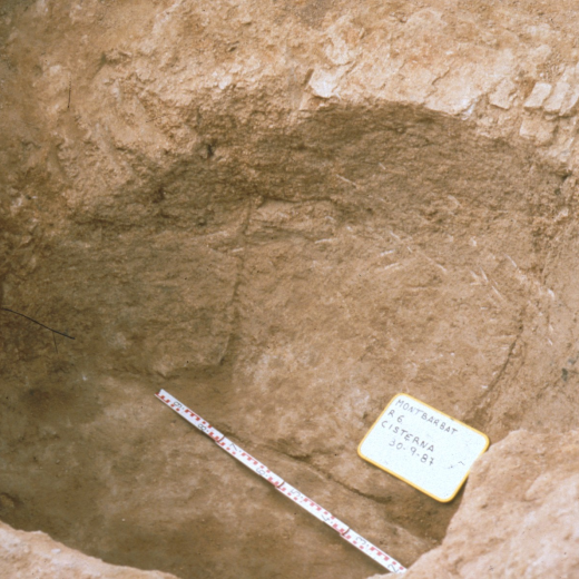 Detall de les excavacions al poblat ibèric de Montbarbat. La cisterna trobada el 30/09/1983.