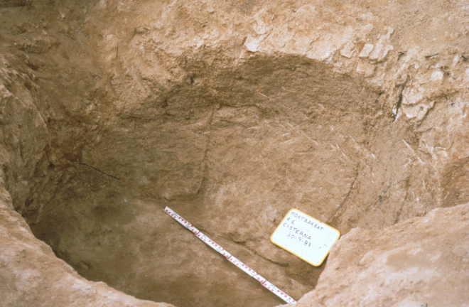 Detall de les excavacions al poblat ibèric de Montbarbat. La cisterna trobada el 30/09/1983.