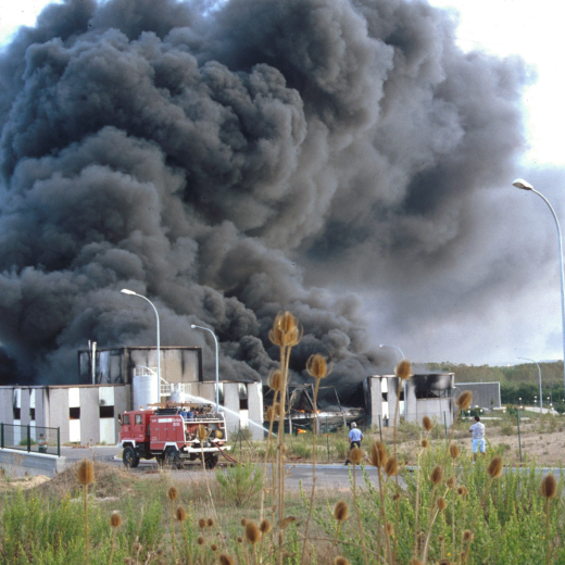 La fàbrica de plàstics CEVAPLATS en l'incendi que la destruí i motivà la seva desaparició del Polígon Industrial Puigtió.