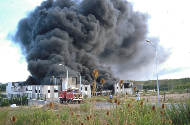 La fàbrica de plàstics CEVAPLATS en l'incendi que la destruí i motivà la seva desaparició del Polígon Industrial Puigtió.