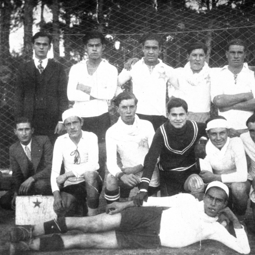 Equip del CE Nosaltres Sols al camp de Sils.

De paisà Josep Juanola, dos jugadors de Santa Coloma que reforçaven el Maçanet, Lluís Vilella, Juli Amatller i en Lluís Artier de paisà.

A davant: Xavier Trinxeria, el massatgista, ? , Pau Morral, el porter Martí Monras, un altre porter, en Josep Deulofeu i agegut a terra un altre foraster que no coneixem.