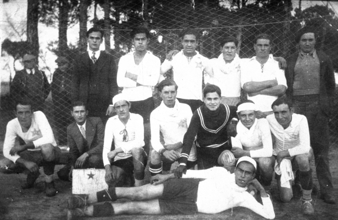 Equip del CE Nosaltres Sols al camp de Sils.

De paisà Josep Juanola, dos jugadors de Santa Coloma que reforçaven el Maçanet, Lluís Vilella, Juli Amatller i en Lluís Artier de paisà.

A davant: Xavier Trinxeria, el massatgista, ? , Pau Morral, el porter Martí Monras, un altre porter, en Josep Deulofeu i agegut a terra un altre foraster que no coneixem.