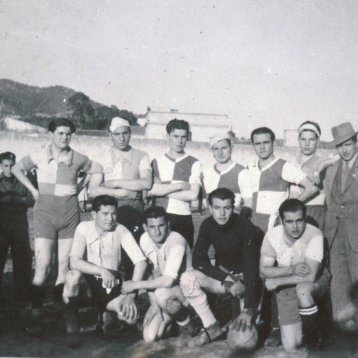 Equip de la UE Maçanet l'any 1943. Alfons Llinàs, Manel Pons, Pau Morral, Lluís Artigas, Joaquim Rey, Enric Bosch, i de paisà en Geroni Llinàs.

A davant: Lluís Vilella, Josep Vila, Alfons Soms porter i Josep Bancells.