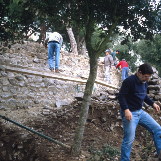 Obres de restauració del Castell de Torcafelló el febrer de 1992.

Reconstrucció del mur interior del fossar de la cara sud. Entre els treballadors, en primer terme Francesc Guinart.
