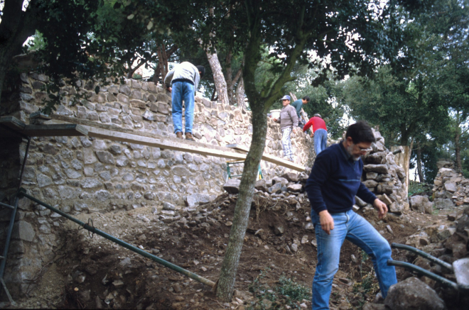 Obres de restauració del Castell de Torcafelló el febrer de 1992.

Reconstrucció del mur interior del fossar de la cara sud. Entre els treballadors, en primer terme Francesc Guinart.