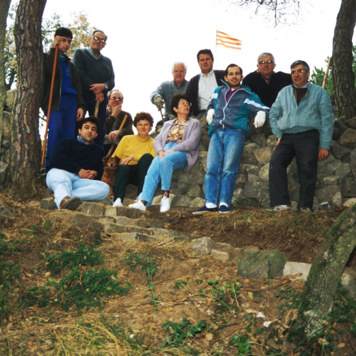 Grup de voluntaris en la restauració de Sant Jordi i en la preparació de l'aplec l'any 1994.

Jordi Vergés, Josep Reyner, Josep Panosa, Martí Tomàs, Joser Soler, Xavier Vergés, Joan Romaguera, Montserrat Argigas, Assumpció Artigas, Josep costa i Juli Campeny.