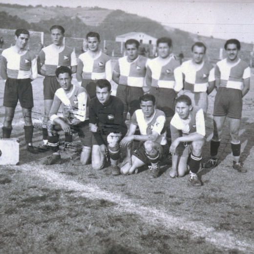 Equip de la UE Maçanet l'any 1946. Joaquim Ribas, massatgista, Del Barrio, Manel Pons, Jaume Pujol, Josep Bancells, Lluís Vilella, Josep Soms, Agustí Xarbau. Llorenç Quellos, Alfons Soms, Josep Llorenç i Pere Caballé