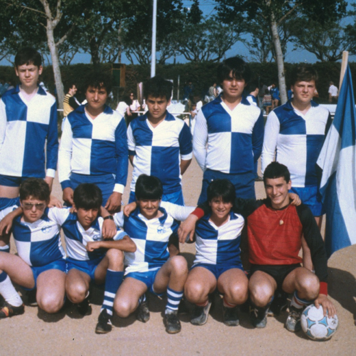 Equip juvenil de la UE Maçanet. Albert Canals, Rafel Peña, Josep Lluís Moreno, Antoni Gallego, Joan Pagés, amb la bandera i LLuís Xicola entrenador. Josep M Budí, Jordi Gomez, J. Manel Marin, Josep Mir, Mathbont Tarck i Pere Ortiz.