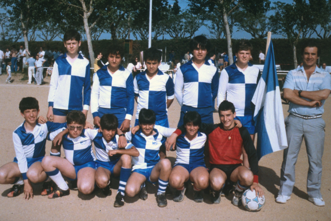 Equip juvenil de la UE Maçanet. Albert Canals, Rafel Peña, Josep Lluís Moreno, Antoni Gallego, Joan Pagés, amb la bandera i LLuís Xicola entrenador. Josep M Budí, Jordi Gomez, J. Manel Marin, Josep Mir, Mathbont Tarck i Pere Ortiz.