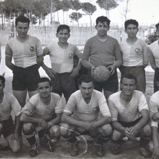 Camp del Tordera: Equip de la UE Maçanet .

Alfons Soms, Joan Falgueras, Jordi Costa, Narcís Codina, porter, Jordi Falgueras, i Paco Costa.

A davant: Àngel Suñé, Esteva Roca, Salvador Vidal, Rafel Ruhí, Joan Codina.