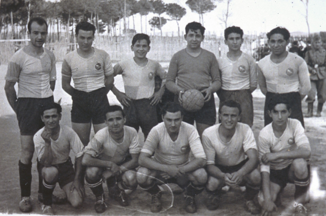 Camp del Tordera: Equip de la UE Maçanet .

Alfons Soms, Joan Falgueras, Jordi Costa, Narcís Codina, porter, Jordi Falgueras, i Paco Costa.

A davant: Àngel Suñé, Esteva Roca, Salvador Vidal, Rafel Ruhí, Joan Codina.