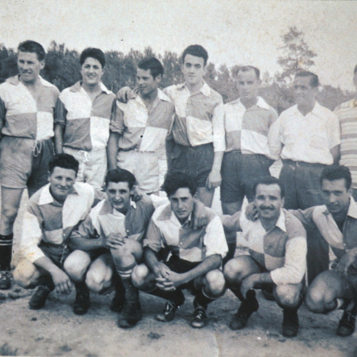 Equip de la UE Maçanet l'any 1958.

Enric Barceló, porter, Pere Caballé, Josep Viader, Josep Espriu, Josep Codina, Jaume Pujol, un directiu i en Narcís Munsó.

A davant: Josep Ciurana, Josep Pascual, Benet Pons, Esteve Roca i Josep Aregay.